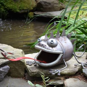 crazy chamelion metal garden sculpture